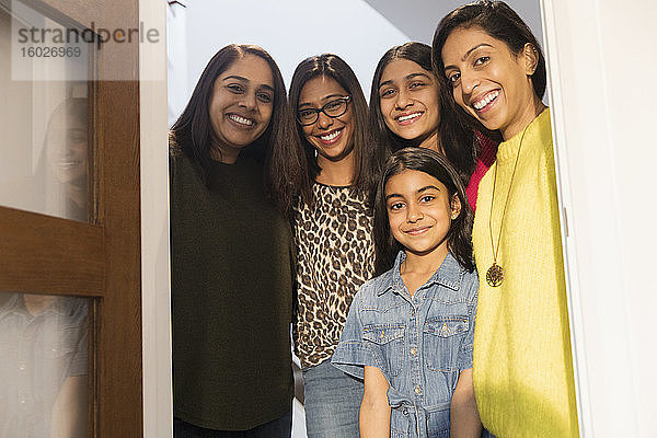 Porträt glücklicher indischer Frauen und Mädchen in der Tür