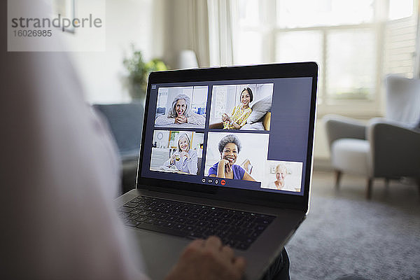 Videokonferenzen älterer Frauen auf Laptop-Bildschirm