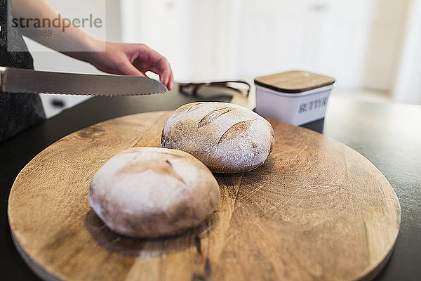 Nahaufnahme von frisch gebackenem Brot auf Schneidebrett