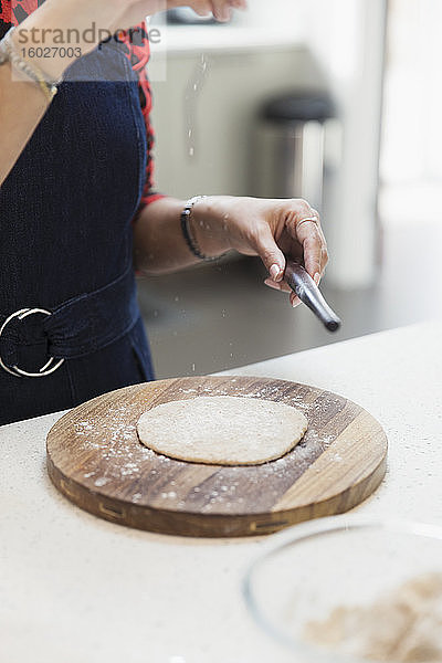 Frau macht Naan-Brot in der Küche