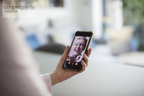 Glückliche Frauen im Video-Chat mit dem Smartphone