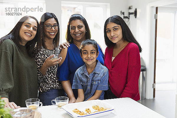 Porträt glücklicher indischer Frauen und Mädchen in der Küche