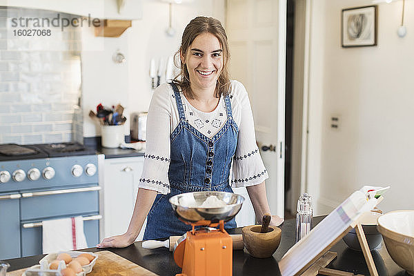 Porträt selbstbewusstes Teenager-Mädchen beim Backen in der Küche
