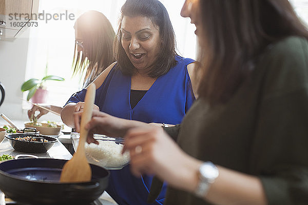 Frauen bereiten indisches Essen in der Küche zu