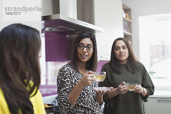 Indische Frauen trinken Tee in der Küche