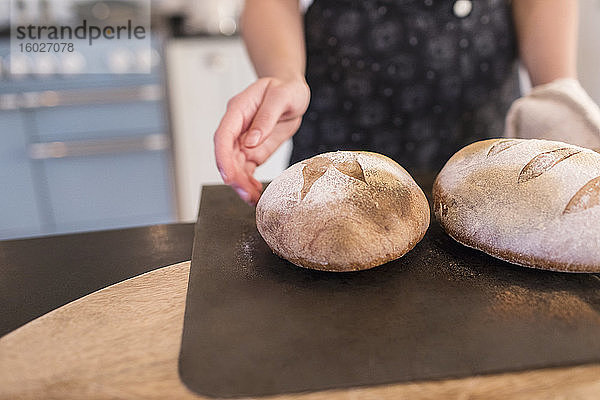 Nahaufnahme von frischem selbstgebackenem Brot