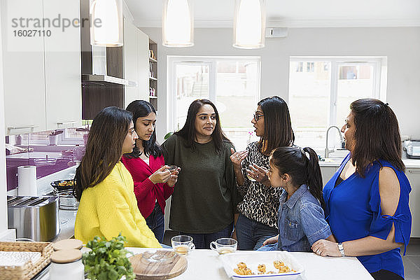 Indische Frauen reden und kochen in der Küche