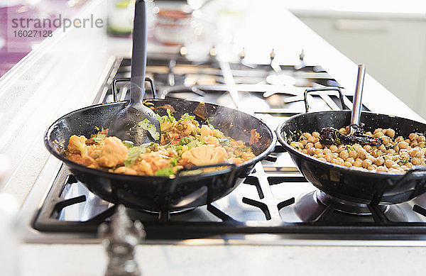 Nahaufnahme von indischem Essen  das in der Küche auf dem Herd gekocht wird