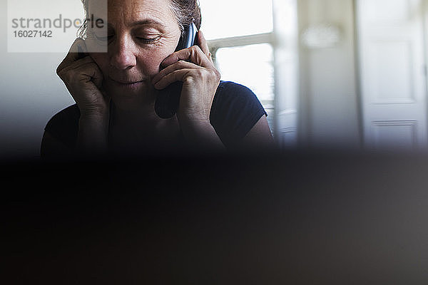 Frau spricht am Telefon