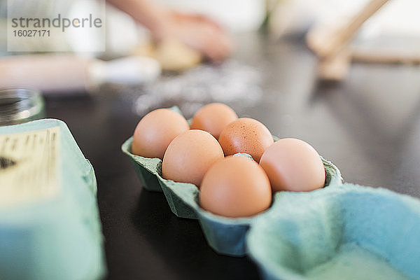 Verschließen Sie frische braune Eier im Karton