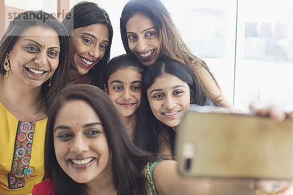 Glückliche indische Frauen und Mädchen mit Bindungen  die Selbstsucht nehmen