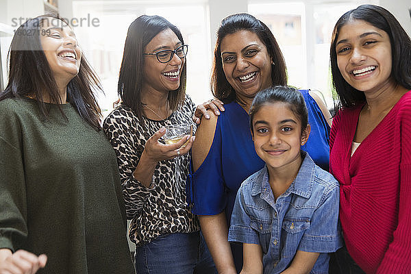 Glückliche indische Frauen und Töchter