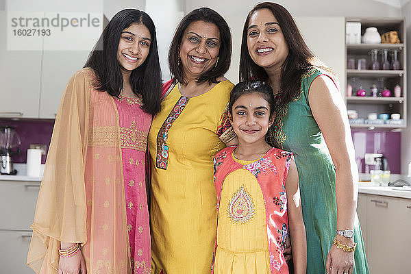 Porträt glücklicher Mehrgenerationen-Indianerinnen in traditionellen Saris