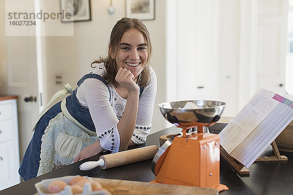 Porträt einer glücklichen Teenagerin beim Backen in der Küche