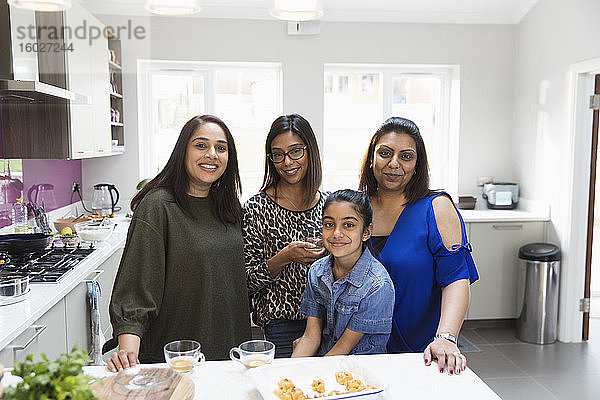 Porträt glücklicher indischer Frauen beim Kochen in der Küche