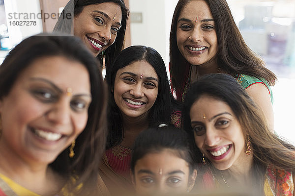 Porträt glücklicher indischer Frauen mit gebundenen Stirnschmuckstücken