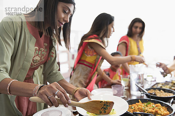 Indische Frauen in Saris beim Servieren von Essen