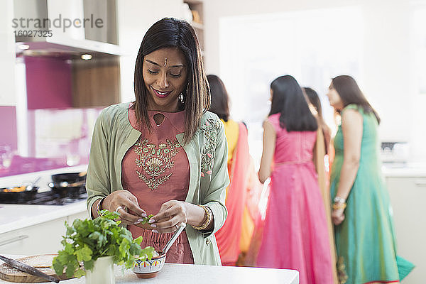 Indische Frau in Sari und binden das Kochen mit der Familie in der Küche