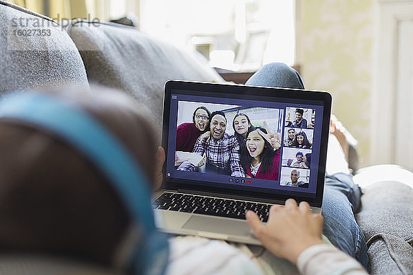 Teenager-Mädchen im Video-Chat mit Freunden auf einem Laptop-Bildschirm