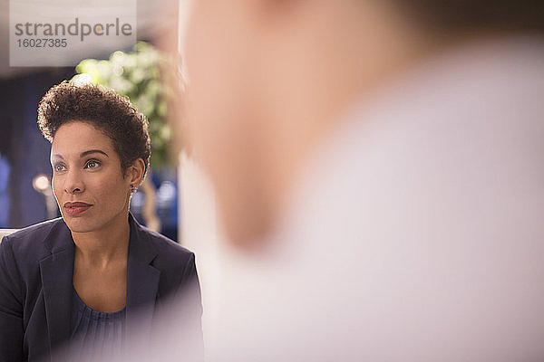 Seriöse Geschäftsfrau in Sitzung