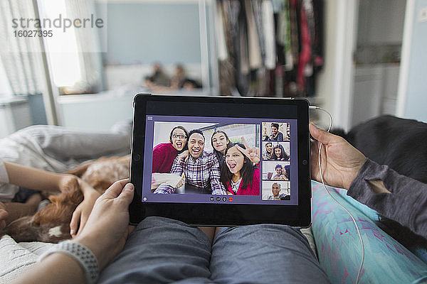 POV-Frau mit digitalem Tablet Video-Chat mit Freunden im Bett