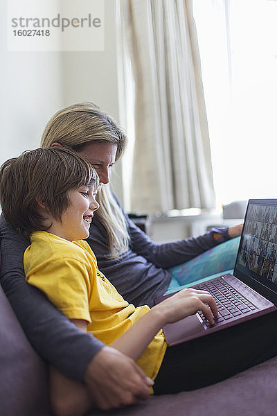 Mutter und Sohn mit Laptop Video-Chat auf dem Sofa