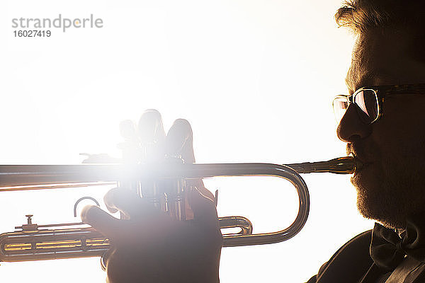 Silhouette eines Trompeters beim Auftritt