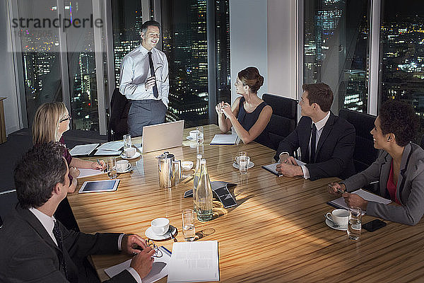 Geschäftsleute treffen sich am Tisch im Konferenzraum