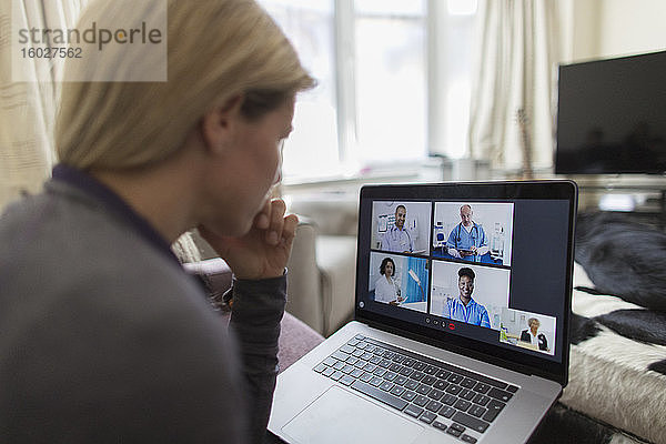 Frau im Video-Chat mit Ärzten am Laptop von zu Hause