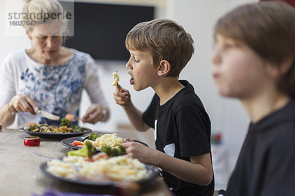 Familie beim Mittagessen am Esstisch