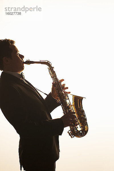 Silhouette eines Saxophonisten beim Auftritt