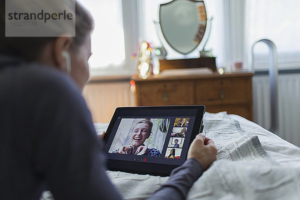 Frau mit digitalem Tablet Video-Chat auf dem Bett