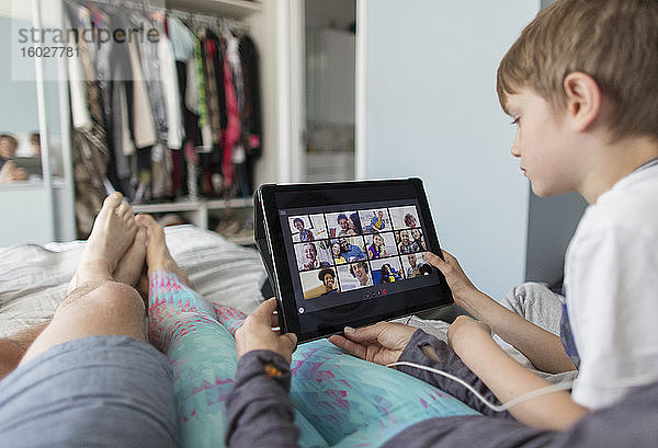 POV-Familie mit digitalem Tablet Video-Chat mit Freunden im Bett