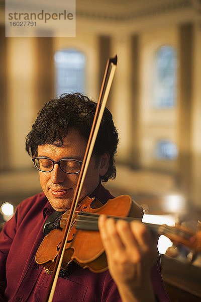 Gelassener Violinist beim Auftritt