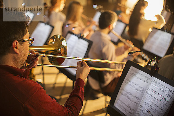 Posaunist im Orchester