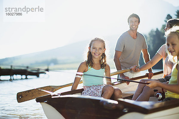 Lächelnde Familie im Ruderboot auf dem See