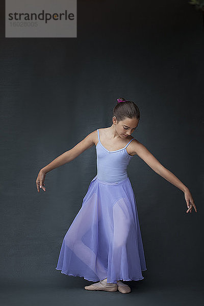 Ballerina posiert in Plié