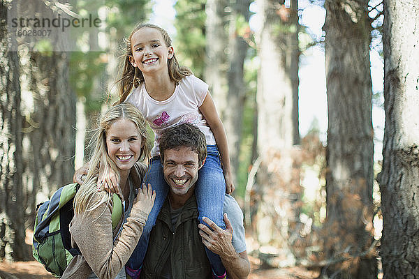 Lächelnde Familie im Wald