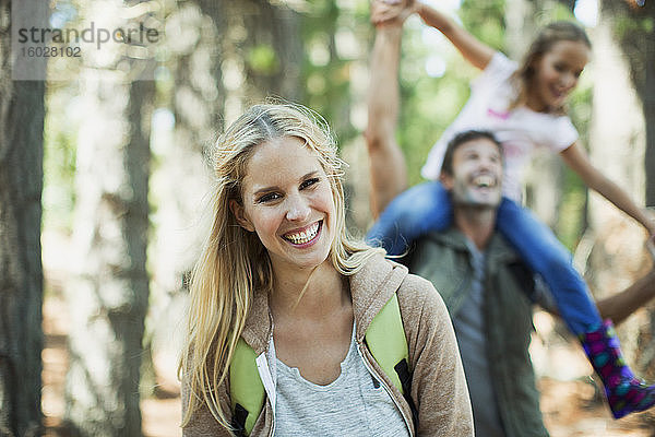 Lächelnde Frau mit Familie im Wald