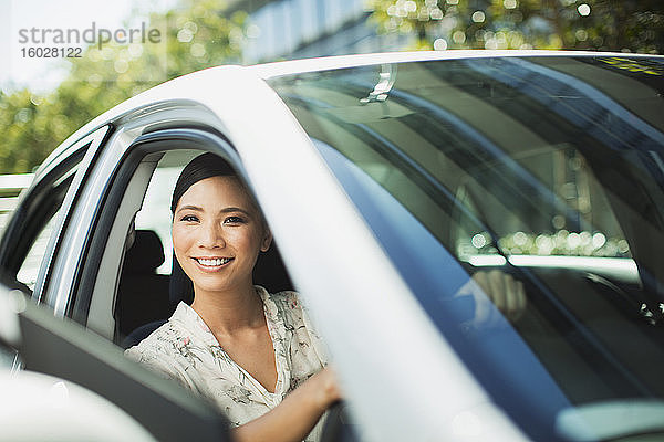 Lächelnde Geschäftsfrau im Auto