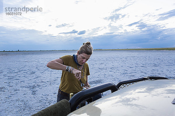 Erwachsene Frau auf Safari in Nxai Pan  Botswana