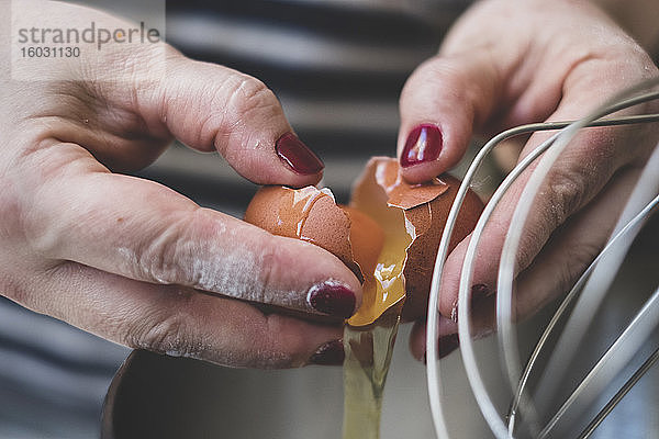 Kochen Sie trennende Eier zum Backen.
