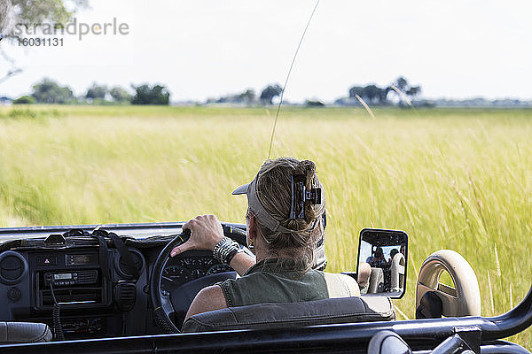 Erwachsene Frau am Steuer eines Safari-Fahrzeugs  Botswana