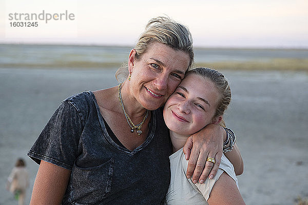 Eine Frau ein junges Teenager-Mädchen  eine Mutter und ihre Tochter umarmen sich  ein Familienurlaub.