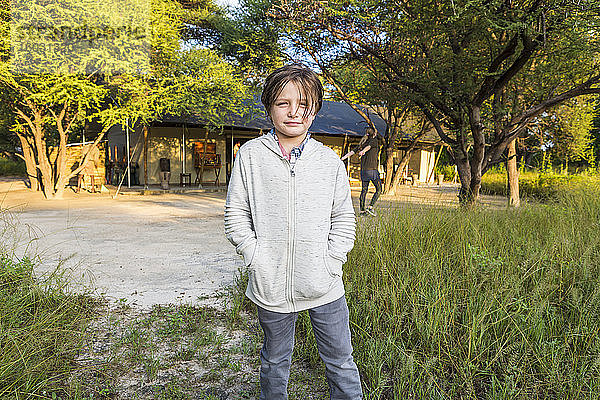 Porträt eines sechsjährigen Jungen  Zeltlager  Maun  Botswana