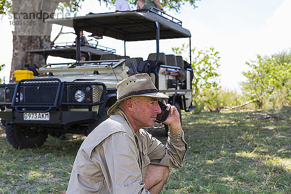 Ein Führer mit Buschhut im Radio im Moremi-Wildreservat  Botswana