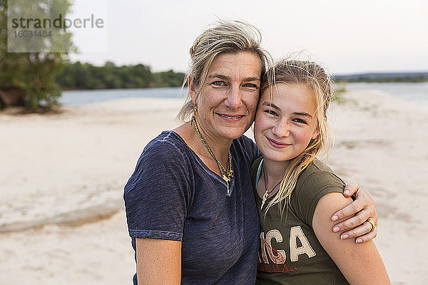 Eine reife Frau und ein junges Teenager-Mädchen  Mutter und Tochter am Ufer eines breiten Flusses.
