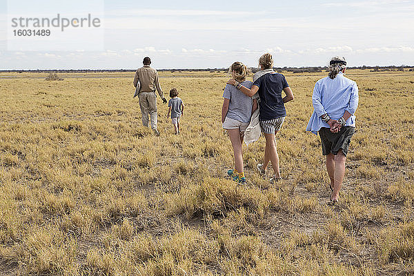 Familie betrachtet Erdmännchen (Manguste)  Kalahari-Wüste  Makgadikgadi-Salzpfannen  Botswana
