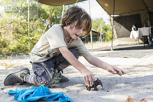 Ein sechsjähriger Junge spielt mit Spielzeug in einem Zeltlager  Nxai Pa  Botswana