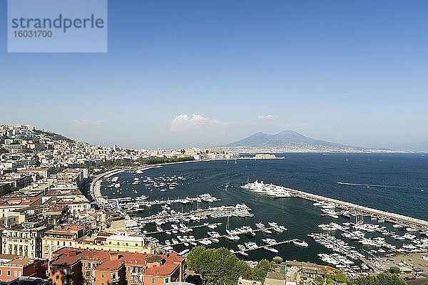 Ausblick auf Bucht von Neapel mit Hafen und Vesuv  Neapel  Italien  Europa